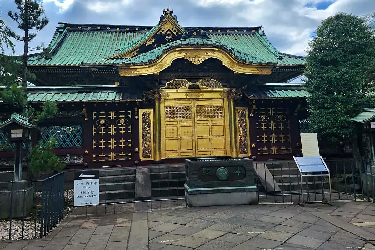 La porte dorée du sanctuaire Ueno Tōshō-gū, ornée de laque noire et de sculptures