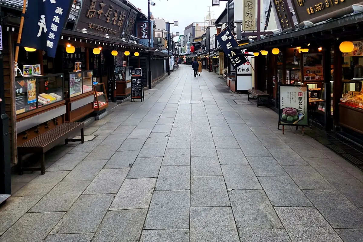 La rue commerçante traditionnelle de Shibamata, bordée de boutiques en bois et de lanternes